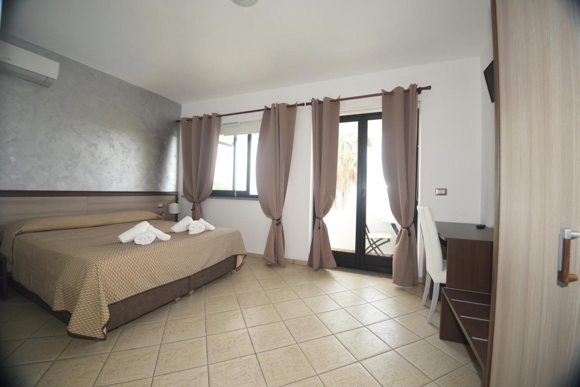 Villaggio Pineta Petto Bianco Capo Vaticano Bilik gambar
